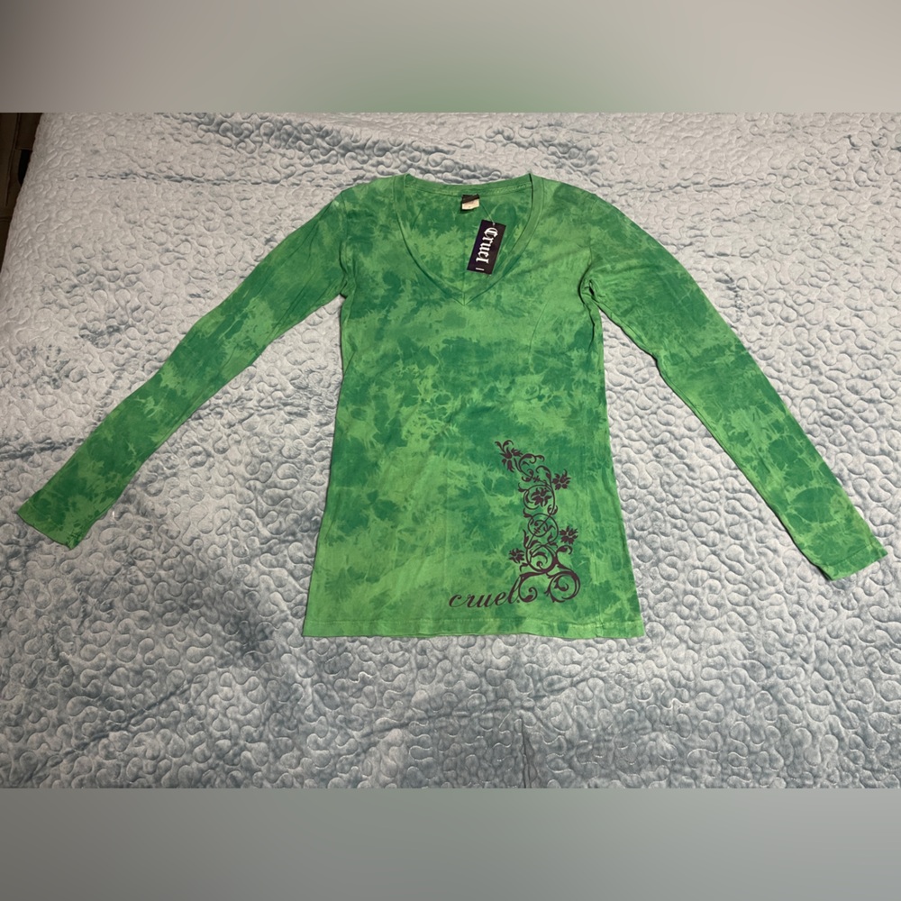 NWT Cruel Women’s Top Sz M Long Sleeve V-Neck Green Tie Dye w/Logo Purple Design